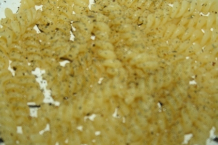 Салат из fusilli borges, куриной грудки-гриль, маслин и мягкого сыра: шаг 3