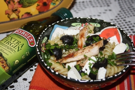 Салат из fusilli borges, куриной грудки-гриль, маслин и мягкого сыра: шаг 8