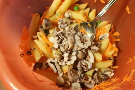 Салат с пастой пенне ригате и осьминожками: шаг 3