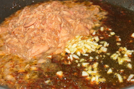 Спагетти с тунцом и теплыми томатами черри.: шаг 2