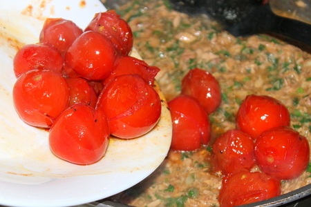 Спагетти с тунцом и теплыми томатами черри.: шаг 4