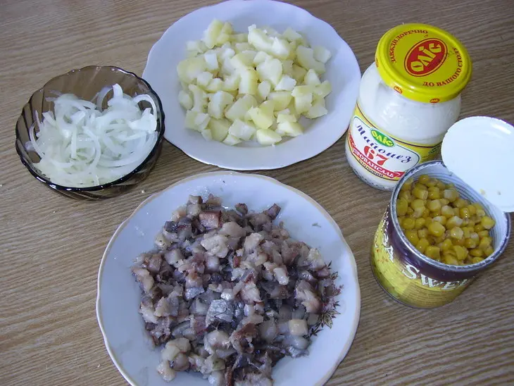 Салат из селедки с кукурузой: шаг 1