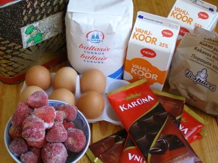 Шоколадный торт с клубникой.: шаг 1