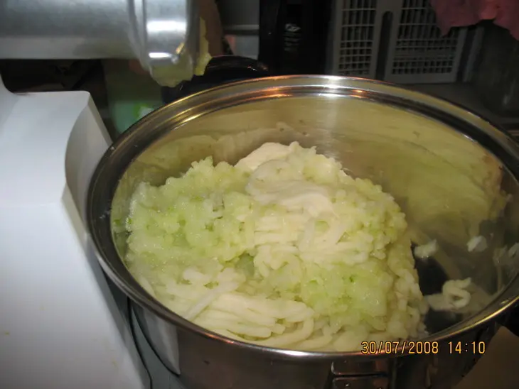 Оладьи кабачковые с сыром: шаг 1
