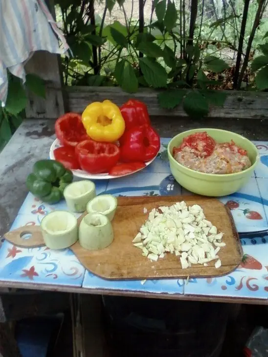 Разноцветные овощи, фаршированные мясом с дымком: шаг 4