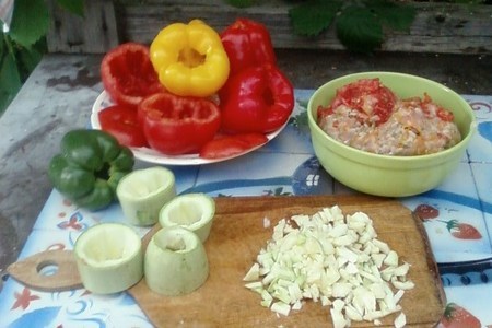 Разноцветные овощи, фаршированные мясом с дымком: шаг 4