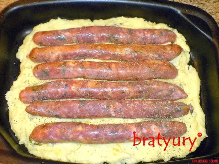 Запеканка картофельная с колбасками домашними. убаюкивающий позитивный рецепт: шаг 3