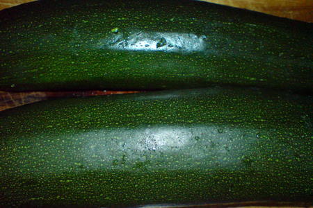 Рулетики из кабачков в томатно-каперсовой сальсе: шаг 1