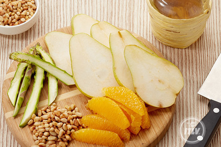 Салат с грушей-гриль и орешками под соусом из яблочного уксуса: шаг 2