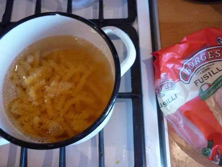 Салат с fusilli и творогом "коктейльный": шаг 1