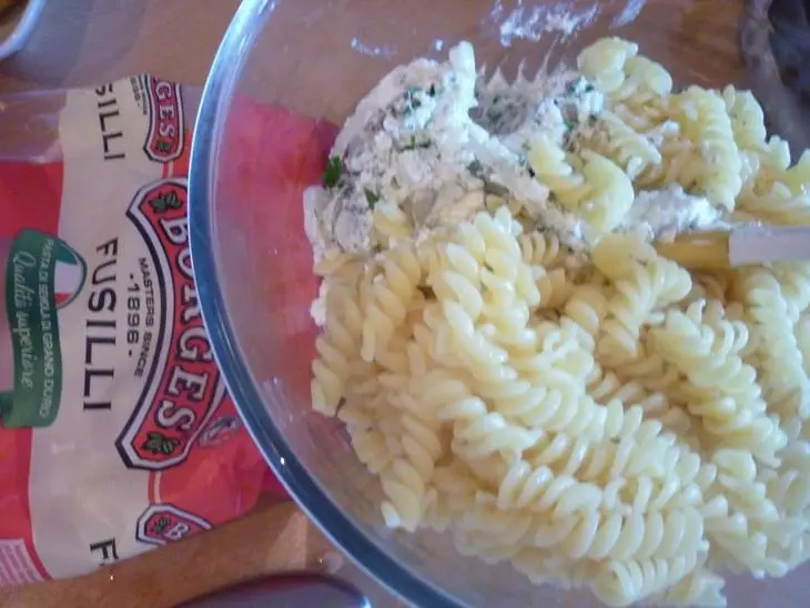 Салат с fusilli и творогом "коктейльный": шаг 4