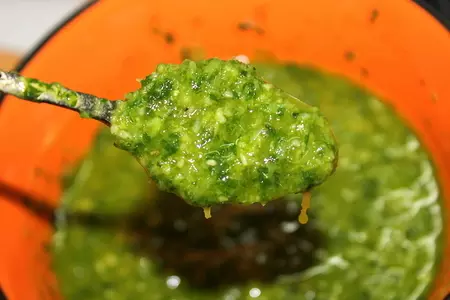 Фарфалле-салат с розовыми гребешками и соусом песто.: шаг 7