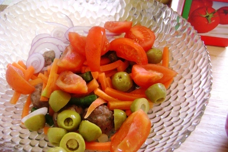 Салат с фрикадельками и фарфале с овощами под интересной заправкой.: шаг 3