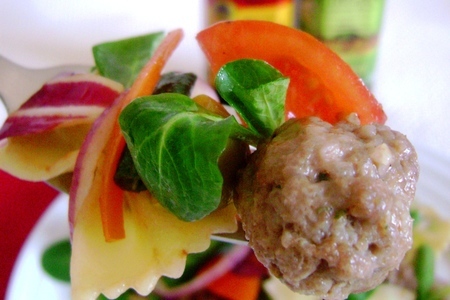 Салат с фрикадельками и фарфале с овощами под интересной заправкой.: шаг 7