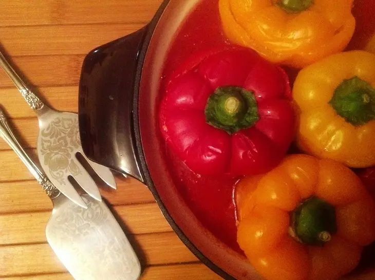 Фаршированные перцы куриным риетом и кускусом в томатном соусе: шаг 6