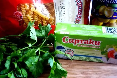 Средиземноморский салат с пастой: шаг 1