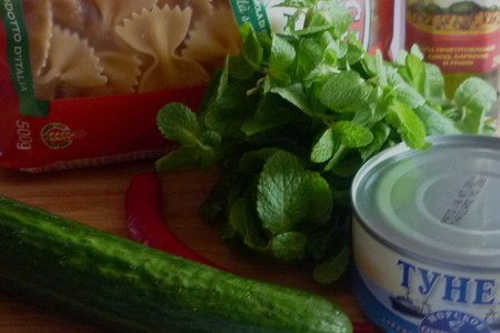 Салат с фарфалле , тунцом и пикантной заправкой: шаг 1
