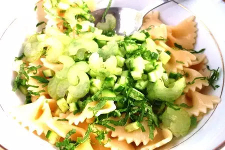 Салат с фарфалле , тунцом и пикантной заправкой: шаг 5