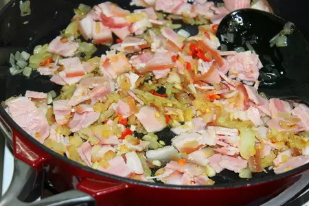 Запеканка из вермишели с грудинкой, сыром и яйцом. ужин за 30 минут.: шаг 1