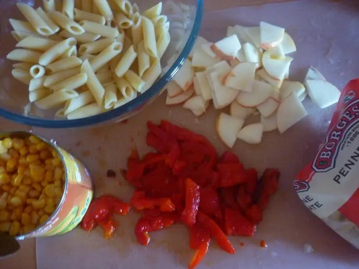 Макаронный салат с яблоком и запечённым перцем: шаг 2