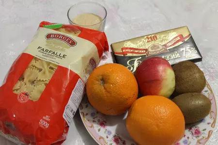 Десертный салат с фруктами, карамелизированными бабочками и шоколадным соусом.: шаг 1