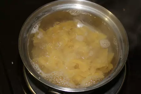 Десертный салат с фруктами, карамелизированными бабочками и шоколадным соусом.: шаг 2