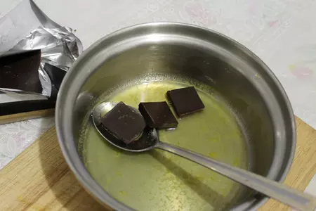 Десертный салат с фруктами, карамелизированными бабочками и шоколадным соусом.: шаг 3