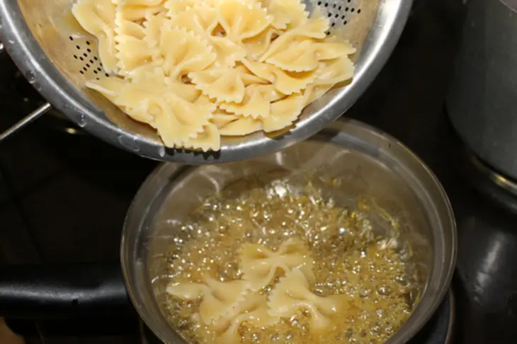 Десертный салат с фруктами, карамелизированными бабочками и шоколадным соусом.: шаг 4
