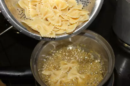 Десертный салат с фруктами, карамелизированными бабочками и шоколадным соусом.: шаг 4