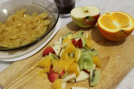 Десертный салат с фруктами, карамелизированными бабочками и шоколадным соусом.: шаг 6