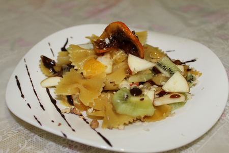 Десертный салат с фруктами, карамелизированными бабочками и шоколадным соусом.: шаг 8