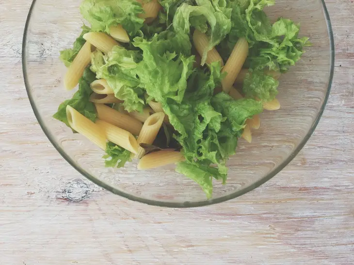 Салат с penne rigate, мидиями и вялеными томатами: шаг 7