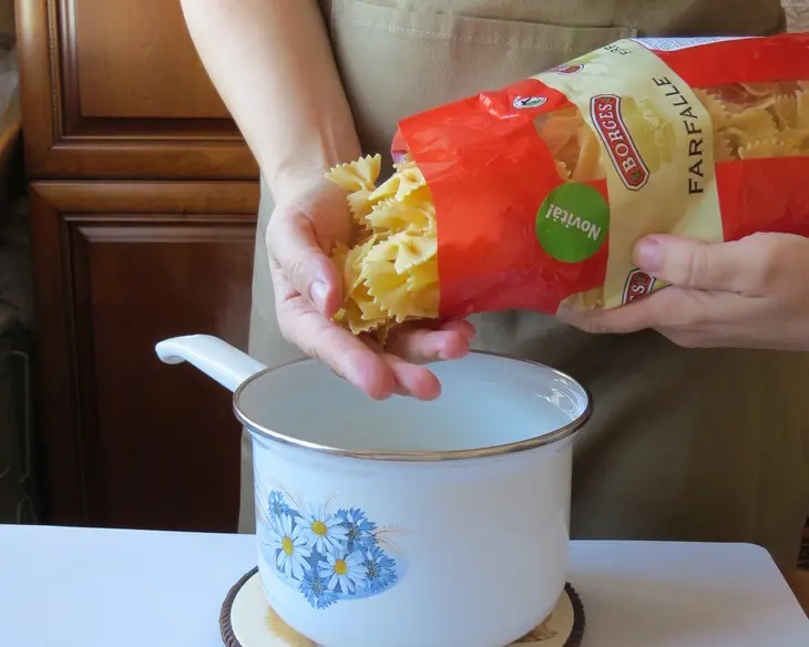 Легкий салат с farfalle «между нами девочками»: шаг 1