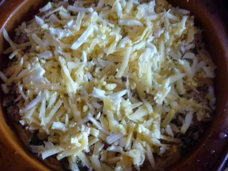 Рыбный пирог с грибами: шаг 6
