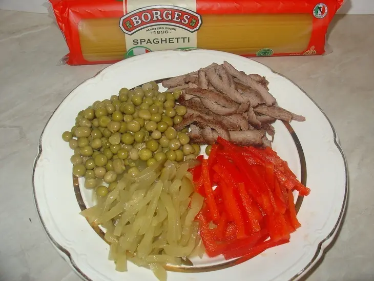 Вкуснейший  датский  салат  из спагетти borges с антрекотом.: шаг 4