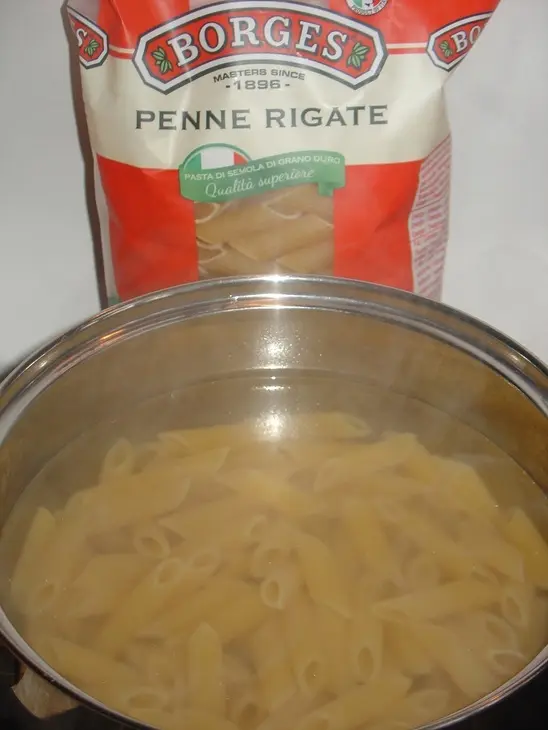 Салат “миланский” с penne rigate, яблоком и копченой рыбой.: шаг 1