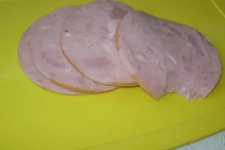 Салат с пастой и рулетиками из ветчины: шаг 3