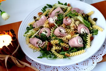 Салат с пастой и рулетиками из ветчины: шаг 6