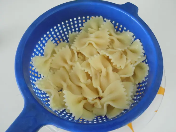 Паста farfalle салат с клубникой , апельсином и авокадо.: шаг 2