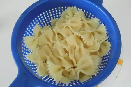Паста farfalle салат с клубникой , апельсином и авокадо.: шаг 2