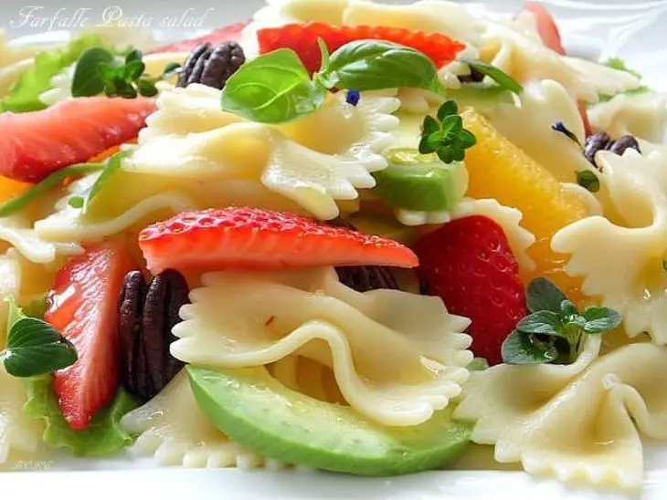 Паста farfalle салат с клубникой , апельсином и авокадо.: шаг 5