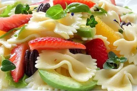 Паста farfalle салат с клубникой , апельсином и авокадо.: шаг 5