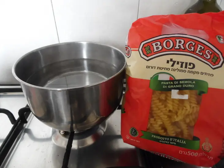 ​песто  паста fusilli  салат с моцареллой и нутом.: шаг 1