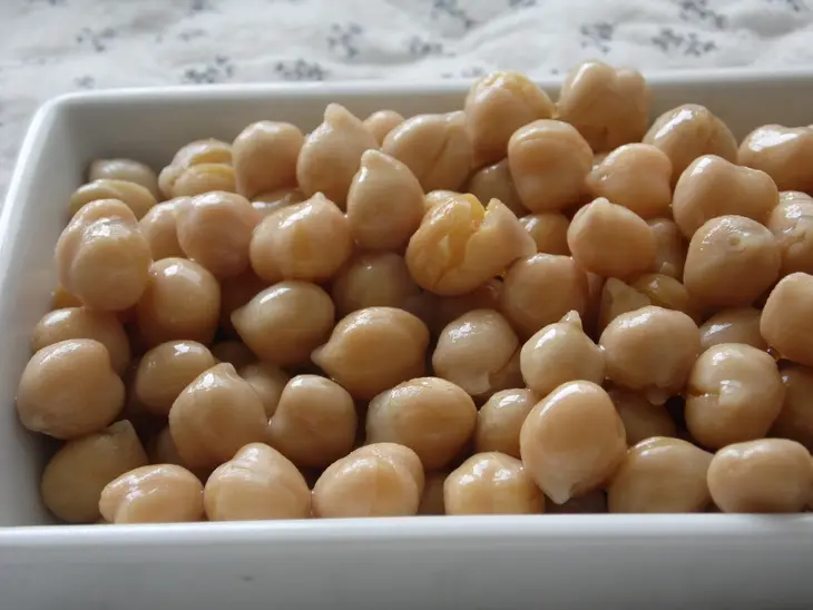 ​песто  паста fusilli  салат с моцареллой и нутом.: шаг 2