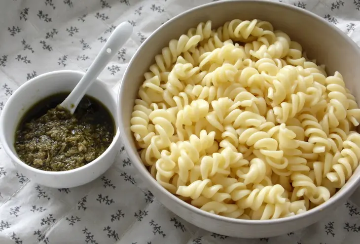 ​песто  паста fusilli  салат с моцареллой и нутом.: шаг 4