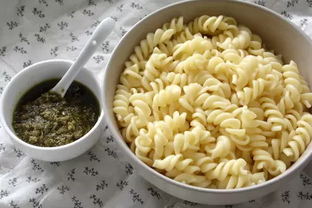 ​песто  паста fusilli  салат с моцареллой и нутом.: шаг 4