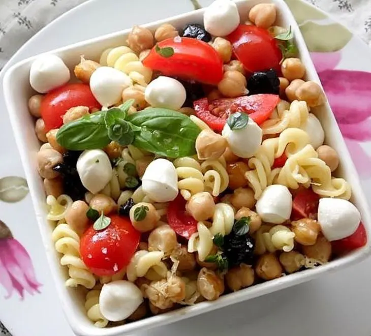 ​песто  паста fusilli  салат с моцареллой и нутом.: шаг 8