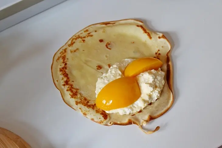 Блины с творогом и персиками: шаг 7