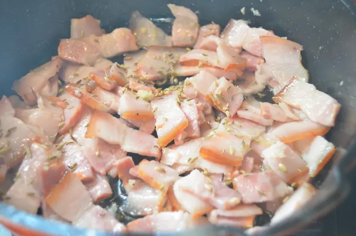 Теплый салат "а ля карбонара" с фарфалле и квашеной капустой: шаг 3