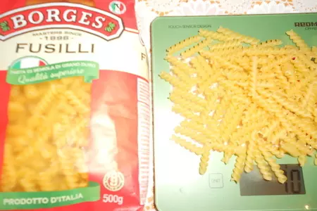 Салат с фузилли, оливками,сыром red pesto и помидорами: шаг 1